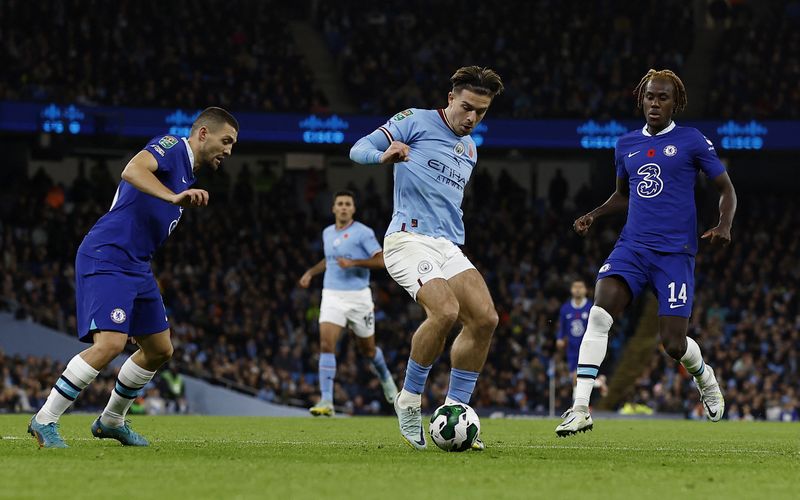 &copy; Reuters. Soccer Football - Carabao Cup Third Round - Manchester City v Chelsea - Etihad Stadium, Manchester, Britain - November 9, 2022 Manchester City's Jack Grealish in action with Chelsea's Mateo Kovacic and Trevoh Chalobah Action Images via Reuters/Jason Cairn