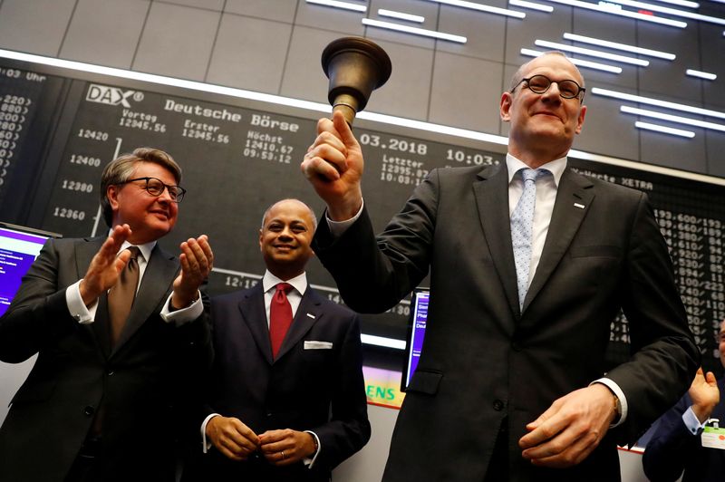© Reuters. FILE PHOTO: Bernd Montag, CEO of Siemens Healthineers rings the bell next to Michael Sen, Siemens Healthineers Board Member and Theodor Weimer, CEO of German stock exchange Deutsche Boerse AG, for the official share trading start following an initial public offering (IPO) at the trading floor of Frankfurt’s stock exchange in Frankfurt, Germany, March 16, 2018. REUTERS/Kai Pfaffenbach