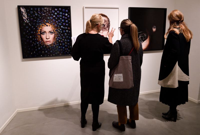 &copy; Reuters. Trabalhos de fotógrafo italiano de moda Barbieri são expostos em Milão
28/11/2022
REUTERS/Flavio Lo Scalzo