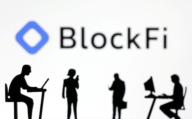 © Reuters. Figurines with smartphones and computers are seen in front of the BlockFi logo in this illustration, November 28, 2022. REUTERS/Dado Ruvic/Illustration