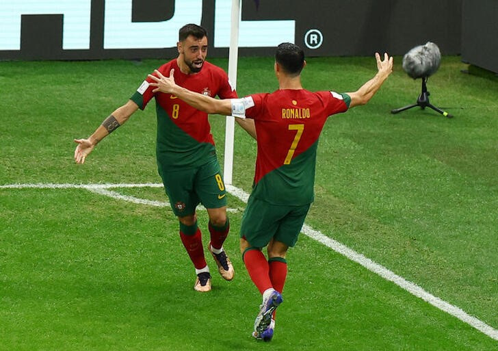 &copy; Reuters. Bruno Fernandes e Cristiano Ronaldo comemoram gol de Portugal contra o Uruguai
28/11/2022
REUTERS/Molly Darlington