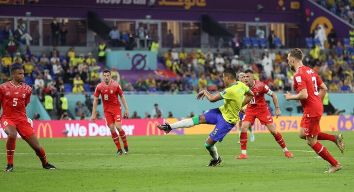 &copy; Reuters. 　サッカーのワールドカップ・カタール大会は２８日、１次リーグの試合を行い、Ｇ組ではブラジルがスイスに１─０で勝利。決勝トーナメント進出を果たした。写真はカゼミロのゴールシ