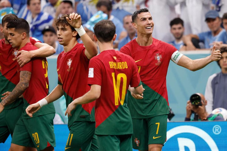 &copy; Reuters. 　サッカーのワールドカップ・カタール大会は２８日、１次リーグの試合を行い、Ｈ組ではポルトガルがウルグアイに２─０で快勝。フランス、ブラジルに続き、決勝トーナメント進出を決