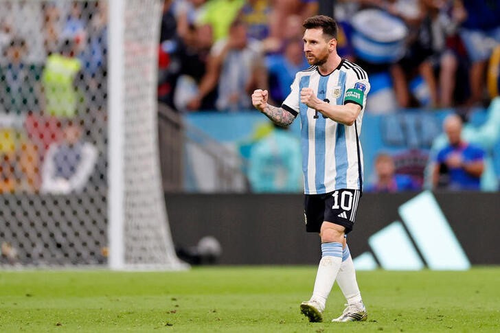 &copy; Reuters. 　サッカーのアルゼンチン代表ＦＷリオネル・メッシ（写真）がワールドカップ・カタール大会で取った行為に対し、メキシコ人ボクサー、カネロ・アルバレスが立腹し、怒りのツイートを