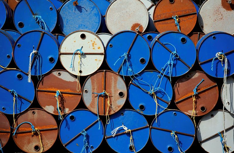 © Reuters. Oil barrels are pictured at the site of Canadian group Vermilion Energy in Parentis-en-Born, France, October 13, 2017. REUTERS/Regis Duvignau/Files