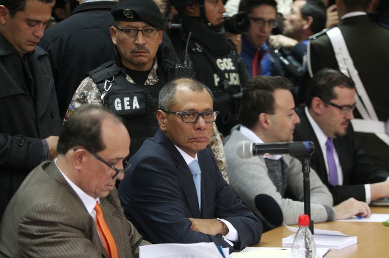 &copy; Reuters. FOTO DE ARCHIVO: El vicepresidente ecuatoriano Jorge Glas asiste a un juicio por presunta corrupción por el caso Odebrecht en la Corte Nacional de Justicia en Quito, Ecuador. 24 de noviembre, 2017. REUTERS/Daniel Tapia/Archivo