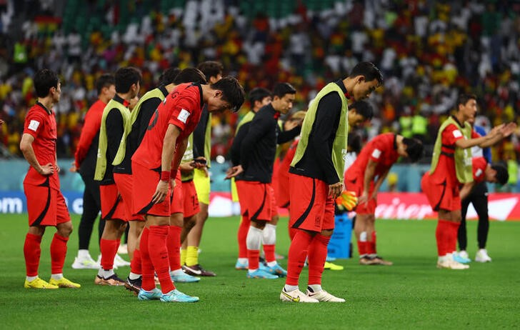 &copy; Reuters. 　サッカーのワールドカップ・カタール大会、１次リーグＨ組では２８日、韓国がガーナに２─３で敗戦。韓国のセルジオ・コスタ・アシスタントコーチはこの結果について「アンフェア」
