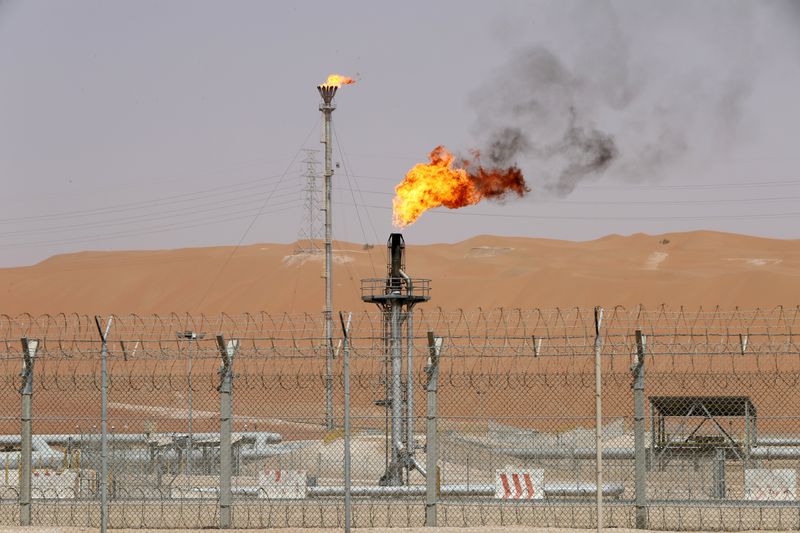 © Reuters. ألسنة اللهب بمنشأة الإنتاج في حقل الشيبة للنفط التابع لشركة أرامكو السعودية - صورة من أرشيف رويترز.