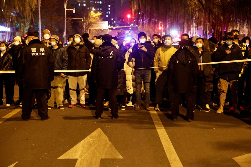 &copy; Reuters. 　１１月２９日、厳しい新型コロナウイルス対策への抗議活動が広がった中国では、さらなるデモを阻止するため警察が首都・北京や上海に多数出動した。写真は２７日に北京で撮影。抗議