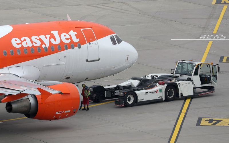 &copy; Reuters. FILE PHOTO: A Goldhofer pushback tractor of air services provider Swissport stands in front of an Airbus A319-112 of Easy Jet at Zurich Airport, Switzerland September 11, 2020.  REUTERS/Arnd Wiegmann/File Photo