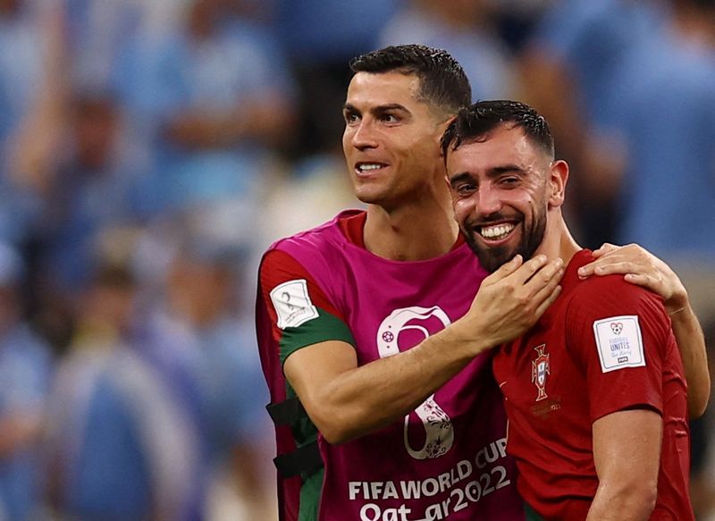 &copy; Reuters. Cristiano Ronaldo y Bruno Fernandes se abrazan tras el partido donde Portugal ganó 2-0 a Uruguay en el Mundial. Estadio Lusail, Qatar. 28 de noviembre de 2022.
REUTERS/Kai Pfaffenbach