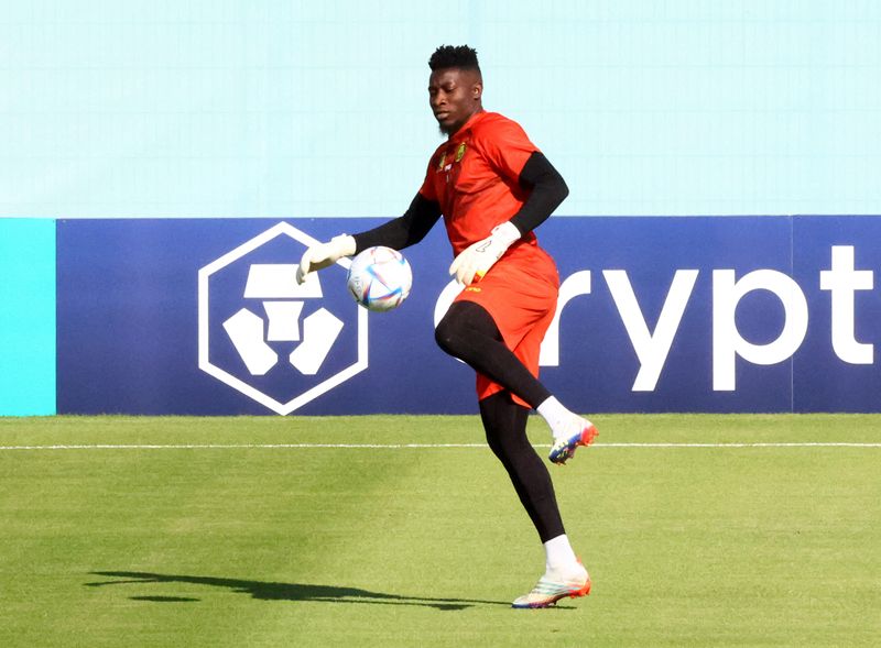&copy; Reuters. FOTO DE ARCHIVO: El jugador de Camerún Andre Onana durante un entrenamiento en el estadio Al Sailiya de Doha, Qatar - 23 de noviembre de 2022  REUTERS/Ibraheem Al Omari