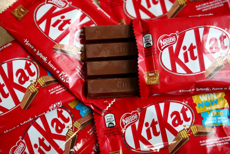 © Reuters. FILE PHOTO: Kit Kat chocolate covered wafer bars manufactured by Nestle are seen in London, Britain, July 25, 2018. REUTERS/Hannah McKay/Photo Illustration/File Photo