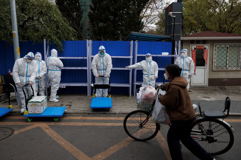 &copy; Reuters.  １１月２９日、中国国家疾病予防管理局高官の程有全氏は、国民が不満を抱いているのは過剰な新型コロナウイルス規制や画一的な適用で、抑制策そのものではないとの認識を示した。北