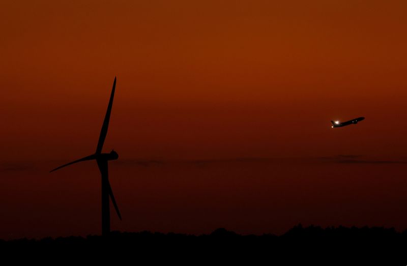 &copy; Reuters. 　１１月２９日、 西村康稔経済産業相は、脱炭素社会に向けた戦略を協議する「ＧＸ（グリーントランスフォーメーション）実行会議」で、民間投資の呼び水として発行を検討する「ＧＸ