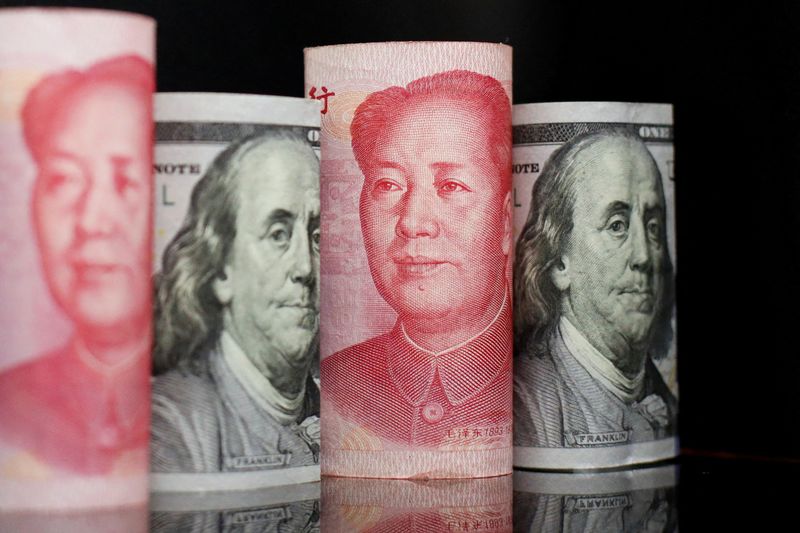 &copy; Reuters. أوراق مالية من اليوان الصيني والدولار الأمريكي في صورة التقطت يوم 29 سبتمبر أيلول 2022. تصوير: فلورنس لو - رويترز