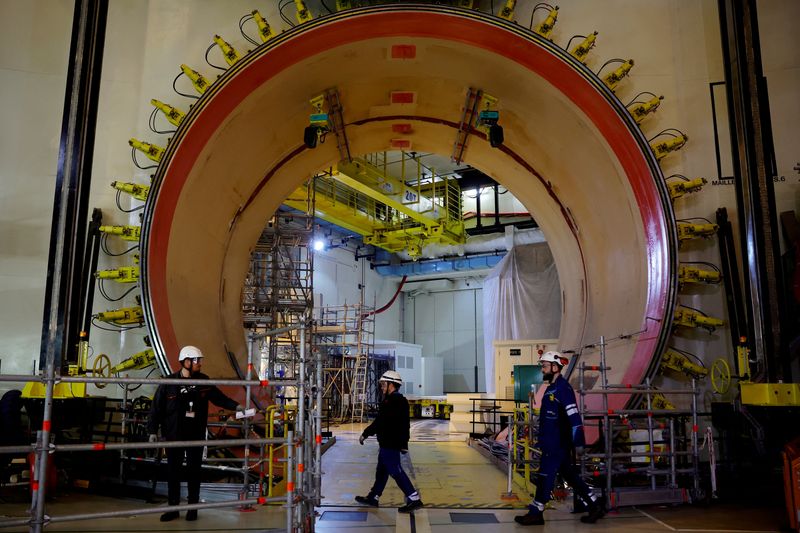 &copy; Reuters. Photo d'archives des travailleurs à l'intérieur du bâtiment du réacteur de la centrale nucléaire de Flamanville 3. /Photo prise le 14 juin 2022 à Flamanville, France/REUTERS/Sarah Meyssonnier/File Photo