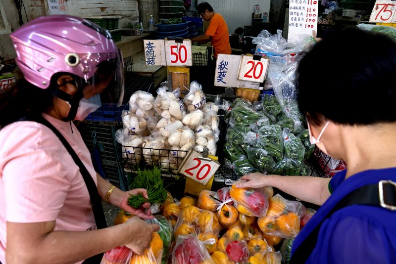 &copy; Reuters.   １１月２９日、台湾主計総処は、今年の域内総生産（ＧＤＰ）予想を３．０６％増に下方修正した。台北の生鮮食料品店で同日撮影（２０２２年　ロイター/Ann Wang）