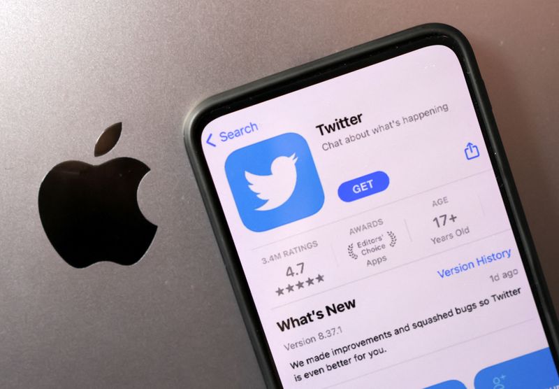 © Reuters. Smartphone with displayed Twitter app is seen placed on Apple logo in this illustration taken, November 29, 2022. REUTERS/Dado Ruvic/Illustration