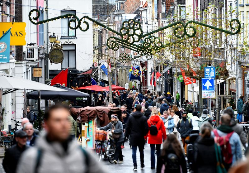 &copy; Reuters. FILE PHOTO: People do their Christmas shopping before the Dutch government's expected announcement of a "strict" Christmas lockdown to curb the spread of the Omicron coronavirus variant, in the city centre of Nijmegen, Netherlands December 18, 2021. REUTE