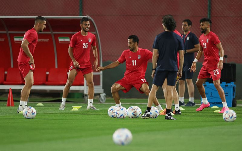 &copy; Reuters. Jugadores de la selección de fútbol de Irán durante un entrenamiento en un complejo deportivo de Al Rayyan, Qatar, el 28 de noviembre de 2022. REUTERS/Amr Abdallah Dalsh