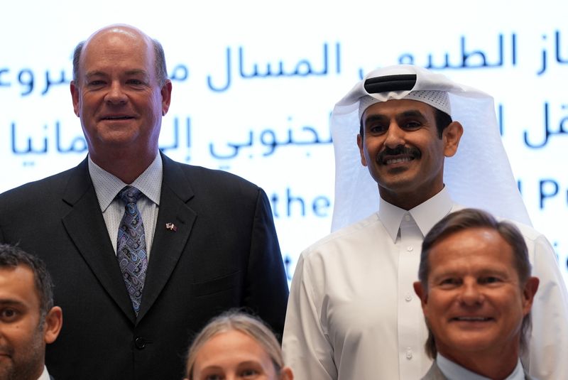 &copy; Reuters. Photo de Saad al-Kaabi, PDG de QatarEnergy et ministre de l'Énergie du Qatar, et Ryan Lance, et le PDG de ConocoPhillips lors de la cérémonie de signature des accords sur l'exportation de gaz naturel liquéfié (GNL) vers l'Allemagne. /Photo prise le 2