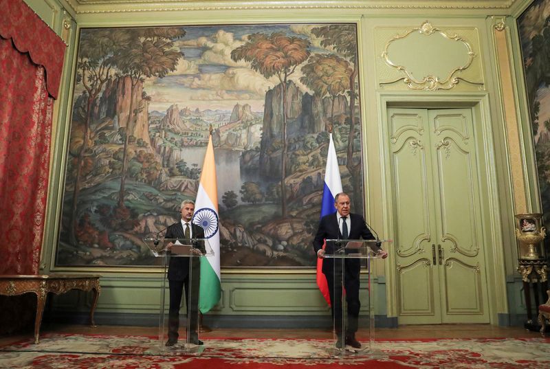 © Reuters. FILE PHOTO: Russian Foreign Minister Sergei Lavrov and his Indian counterpart Subrahmanyam Jaishankar attend a news conference following their talks in Moscow, Russia, November 8, 2022. Maxim Shipenkov/Pool via REUTERS/
