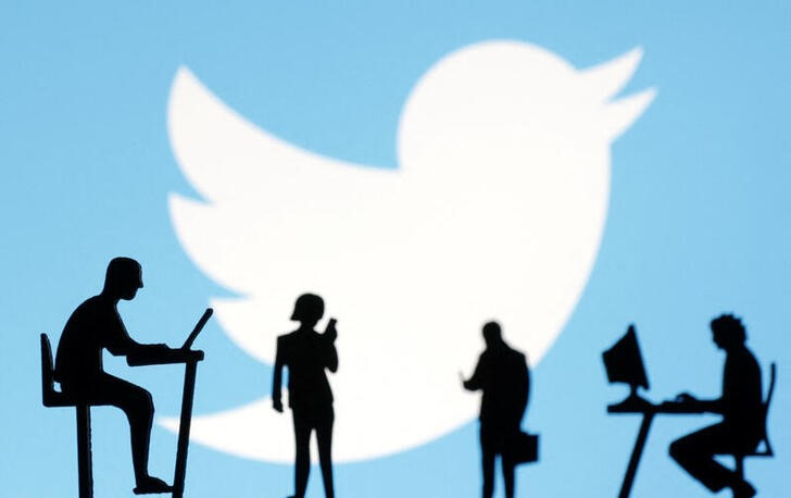 &copy; Reuters. Ilustración fotográfica con siluetas con móviles y computadoras frente al logo de Twitter. 28 noviembre 2022. REUTERS/Dado Ruvic