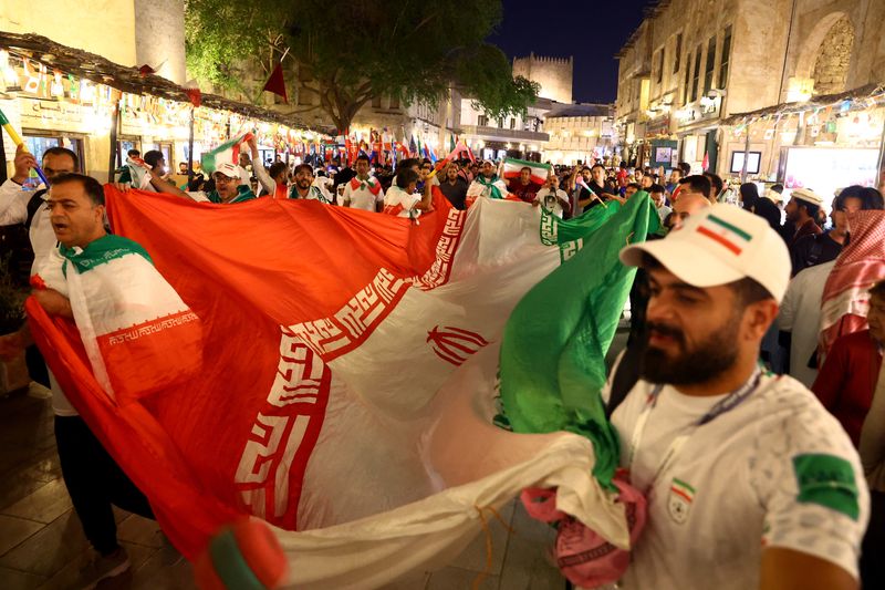 &copy; Reuters. Torcedores do Irã carregam bandeira do páis em Doha durante a Copa do Mundo do Catar
28/11/2022 REUTERS/Bernadett Szabo