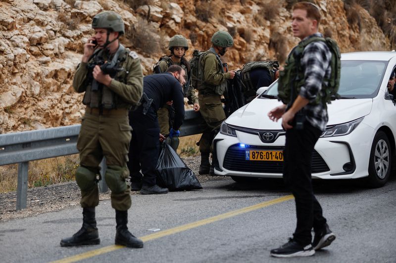 &copy; Reuters. Miembros de las fuerzas israelíes inspeccionan el lugar de un incidente, en la Cisjordania ocupada por Israel. 29 de noviembre, 2022. REUTERS/Ammar Awad