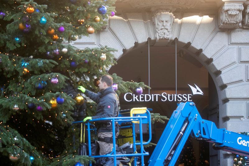 &copy; Reuters. FILE PHOTO: A Christmas tree is decorated in front of the headquarters of Swiss bank Credit Suisse in Zurich, Switzerland November 23, 2022. REUTERS/Arnd Wiegmann