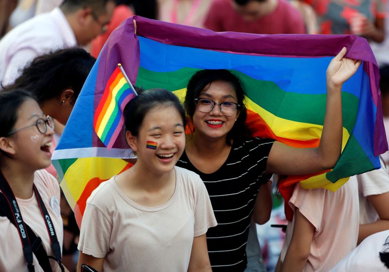 &copy; Reuters. FOTO DE ARCHIVO. Una mujer sostiene una bandera arcoíris en el evento Pink Dot, la manifestación anual del orgullo LGBTQ+ de Singapur, en un parque de Singapur. 1 de julio de 2017. REUTERS/Darren Whiteside
