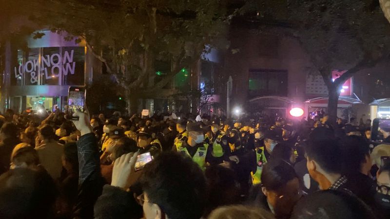&copy; Reuters. FOTO DE ARCHIVO: Agentes de policía alejan a la gente durante una protesta contra laas restricciones impuestas por el COVID-19 en Shanghái, China, el 27 de noviembre de 2022, en esta captura de pantalla obtenida de un video de las redes sociales. Eva Ra