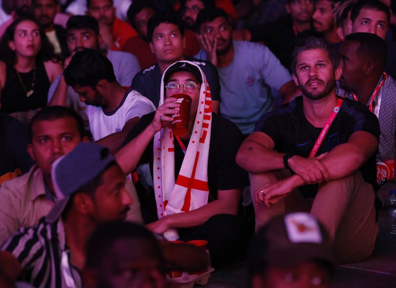 &copy; Reuters. Torcedores bebem cerveja durante partida entre Inglaterra e Estados Unidos na Copa do Mundo do Catar
25/11/2022 REUTERS/Albert Gea