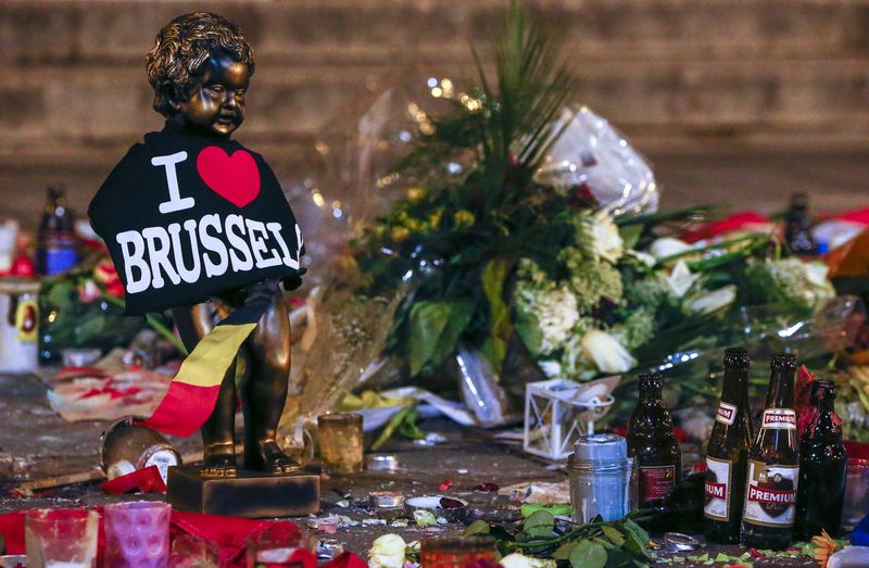 &copy; Reuters. Photo d'archives d'une réplique de la statue du Manneken-Pis parmi les fleurs d'un mémorial pour les victimes des attentats à Bruxelles en 2016. /Photo prise le 28 mars 2016 à Bruxelles, Belgique/REUTERS/Yves Herman