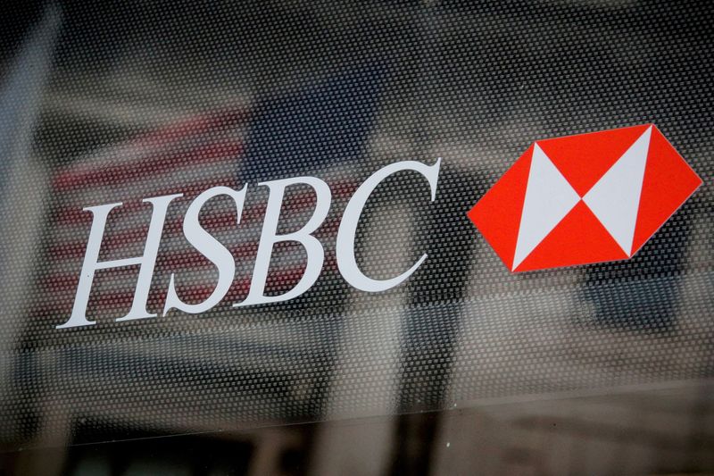 &copy; Reuters. Il logo di Hsbc all'esterno di una filiale della banca a New York, Stati Uniti, 7 agosto 2019. REUTERS/Brendan McDermid/File Photo