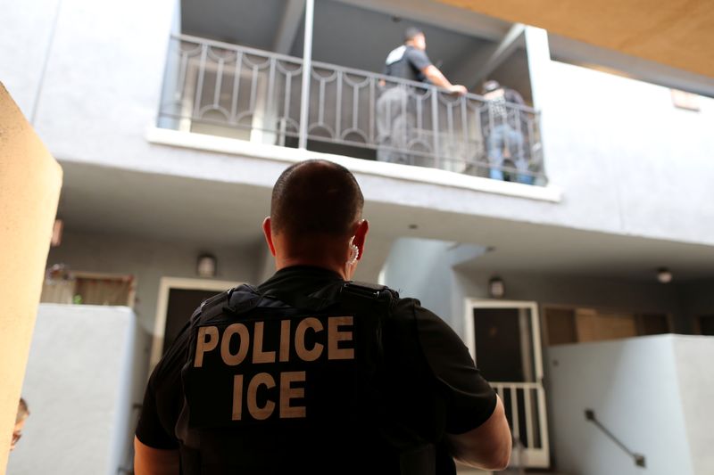 © Reuters. ICE Field Office Director, Enforcement and Removal Operations, David Marin and U.S. Immigration and Customs Enforcement's (ICE) Fugitive Operations team search for a Mexican national at a home in Hawthorne, California, U.S., March 1, 2020. REUTERS/Lucy Nicholson