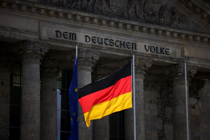 &copy; Reuters. La bandiera nazionale tedesca sventola davanti all'edificio del Reichstag, sede della camera bassa del Bundestag, a Berlino, Germania, 5 aprile 2022. REUTERS/Lisi Niesner