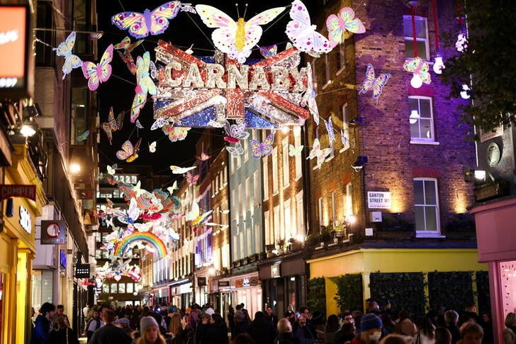 © Reuters. FILE PHOTO: Carnaby Street is seen decorated during the 'Carnaby Christmas Kaleidoscope' installation in central London, Britain, November 4, 2021. REUTERS/Henry Nicholls
