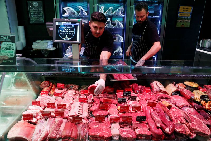 &copy; Reuters. De la viande est exposée dans un supermarché EDEKA à Berlin, en Allemagne. /Photo prise le 9 août 2019/REUTERS/Fabrizio Bensch