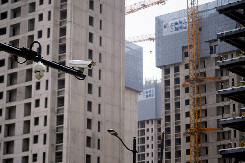 &copy; Reuters. Câmeras de vigilância são vistas perto de prédios residenciais em construção em Xangai, China. REUTERS/Aly Song