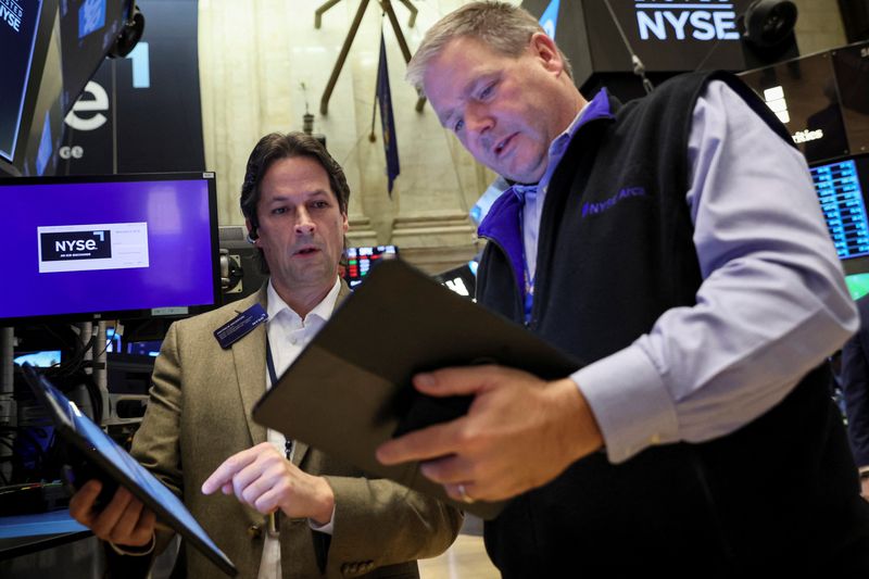 © Reuters. FILE PHOTO: Traders work on the floor of the New York Stock Exchange (NYSE) in New York City, U.S., November 21, 2022. REUTERS/Brendan McDermid