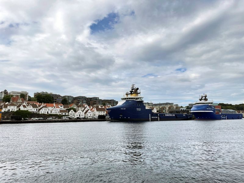 &copy; Reuters. FILE PHOTO: Offshore oil and gas platform supply vessels (PSVs) are docked at a pier in Stavanger, Norway, August 10, 2021. Picture taken August 10, 2021. REUTERS/Nerijus Adomaitis