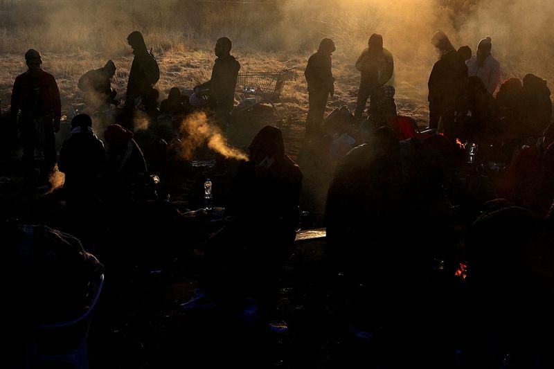 &copy; Reuters. FILE PHOTO: Refugees brave the cold in a frozen field after they fled from Ukraine because of the Russian invasion at the border checkpoint in Medyka, Poland, March 1, 2022.   REUTERS/Kai Pfaffenbach