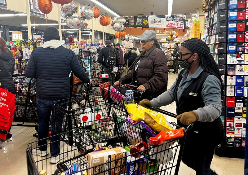 &copy; Reuters. Des clients dans un supermarché avant la Thanksgiving à Chicago. /Photo prise le 22 novembre 2022/REUTERS/Jim Vondruska