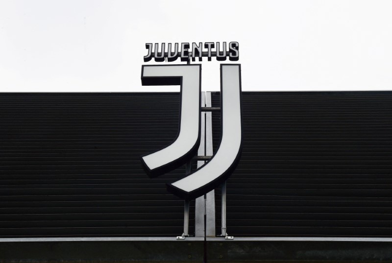 &copy; Reuters. FOTO DE ARCHIVO. Juventus Allianz Stadium, Turín, Italia - 12 de marzo de 2020 - Vista general del escudo del club fuera del estadio. REUTERS/Massimo Pinca