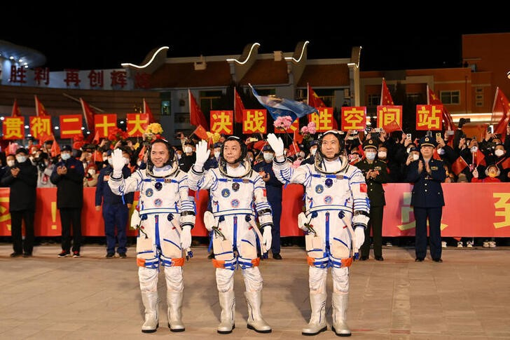 &copy; Reuters. Imagen de archivo de los astronautas Fei Junlong, Deng Qingming y Zhang Lu durante una ceremonia de despedida antes de la misión espacial Shenzhou-15 para construir la estación espacial china, en el Centro de Lanzamiento de Satélites Jiuquan, cerca de 
