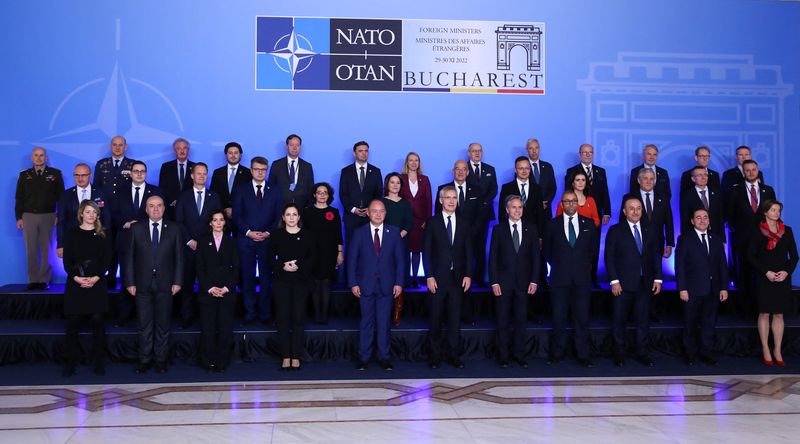 &copy; Reuters. وزراء خارجية الدول الأعضاء بحلف شمال الأطلسي في بوخارست يوم الثلاثاء. تصوير: ستويان نينوف - رويترز. 