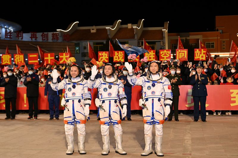 &copy; Reuters. Les taïkonautes Fei Junlong, Deng Qingming et Zhang Lu lors d'une cérémonie avant le lancement de la capsule Shenzhou-15 à destination de la station spatiale chinoise. /Photo prise le 29 septembre 2022/REUTERS/cnsphoto 