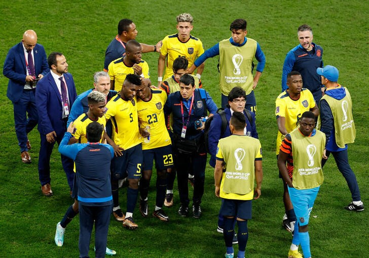 &copy; Reuters. Nov 29, 2022 
Foto del martes de los futbolistas de Ecuador lamentándose tras la eliminación en el Mundial 
REUTERS/Issei Kato